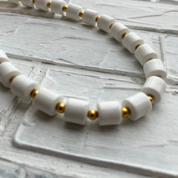 Vintage White Bead necklace with gold bead spacers - Picture 2 of 8